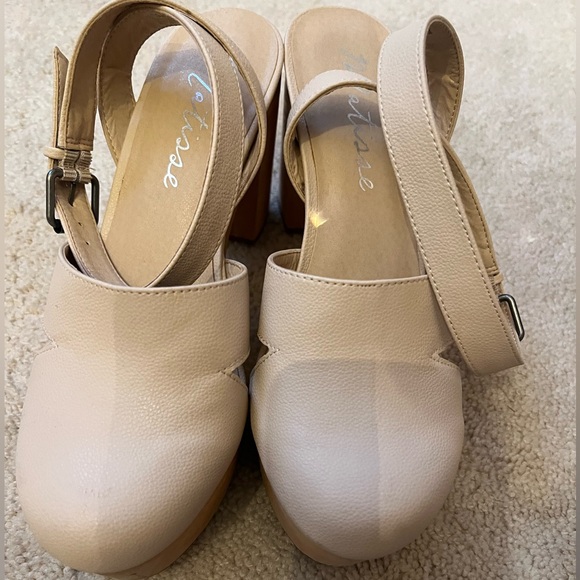Matisse Nude Tan Closed Toe Wood Clog Sandal 9 - Picture 3 of 9